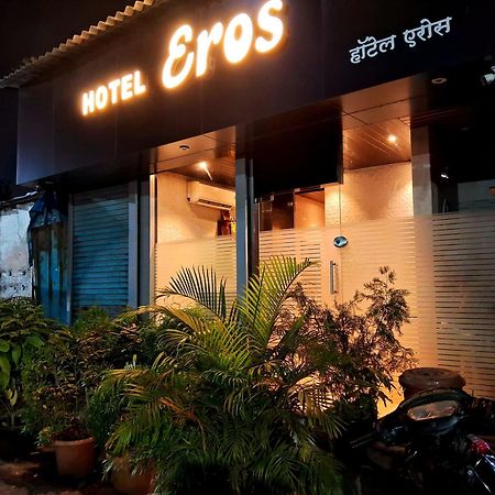 Hotel Eros - Near Airport T2 Mumbai Dış mekan fotoğraf