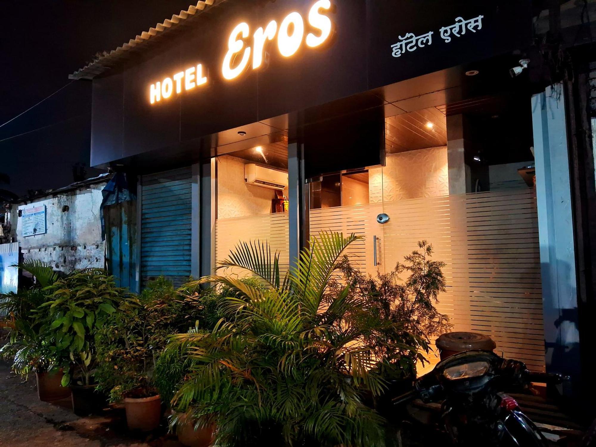 Hotel Eros - Near Airport T2 Mumbai Dış mekan fotoğraf